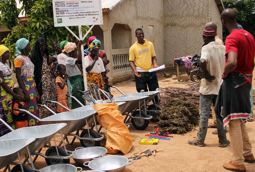 Families receive tools during agricultural training in Sierra Leone